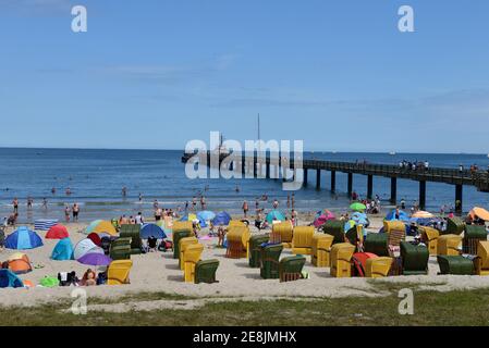 Sedie da spiaggia e molo, Seaside resort Binz, Binz, Isola di Ruegen, Meclemburgo-Vorpommern, Germania Foto Stock