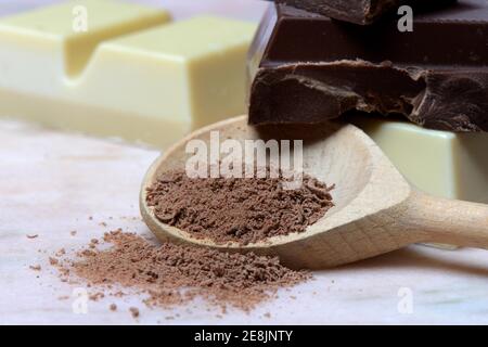 Blocchi di cioccolato grattugiato in cucchiaio da cucina, cioccolato Foto Stock