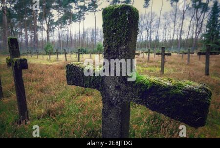 Luogo perduto, croci su tombe, cimitero abbandonato, il Cimitero del Mad, Lanaken, Belgio Foto Stock