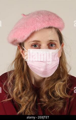Giovani donne che indossano maschera protettiva sulla strada per entra nel supermercato durante le restrizioni di blocco Foto Stock