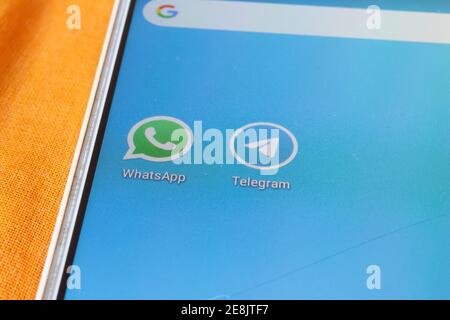 WhatsApp e il logo Telegram sullo schermo dello smartphone. Applicazioni di messaggistica. Concetto di comunicazione e tecnologia. Foto Stock