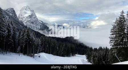 Garmisch Partenkirchen, Germania. 31 gennaio 2021. Il Waxenstein (l) visto da una gondola del Kreuzeckbahn durante un giro sulla montagna. Credit: Angelika Warmuth/dpa/Alamy Live News Foto Stock