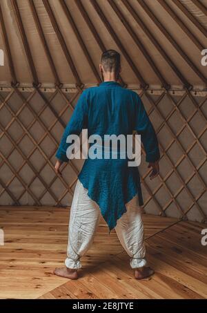 guerriero danzante, danza cerimoniale in un yurt. Foto Stock