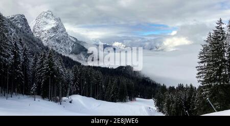 Garmisch Partenkirchen, Germania. 31 gennaio 2021. Il Waxenstein (l) visto da una gondola del Kreuzeckbahn durante un giro sulla montagna. Credit: Angelika Warmuth/dpa/Alamy Live News Foto Stock