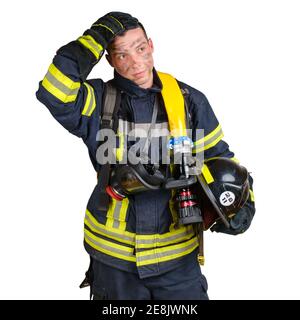 L'uomo in uniforme di vigili del fuoco tiene il cappello e il tubo flessibile del fuoco Foto Stock