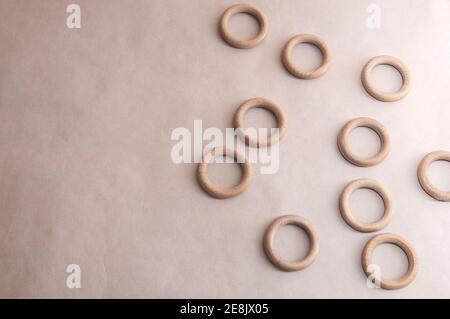 anelli in legno su sfondo beige, stile minimalista Foto Stock