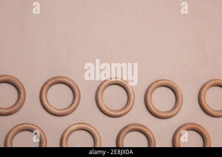 anelli in legno su sfondo beige, stile minimalista Foto Stock