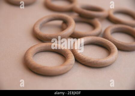 anelli in legno su sfondo beige, stile minimalista Foto Stock