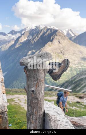 Olpererhutte, Austria - 7 agosto 2020: Scarpa persa sulla cima del rubinetto d'acqua fuori ristorante Foto Stock