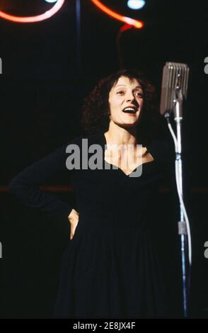 Jane Lapotaire (Edith Piaf) in PIAF di Pam Gems presso la Royal Shakespeare Company (RSC), l'altro luogo, Stratford-upon-Avon, Inghilterra 11/10/1978 design: Douglas Heap illuminazione: Leo Leibovici regista: Howard Davies Foto Stock