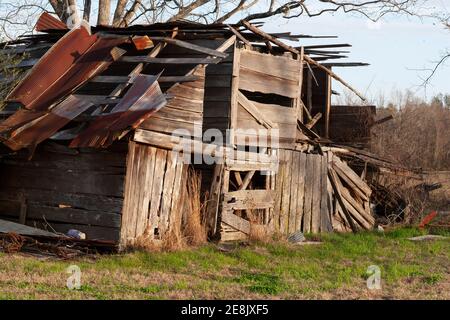Un vecchio fienile strappato alla tempesta in una fattoria a Chrysler, Alabama. Foto Stock