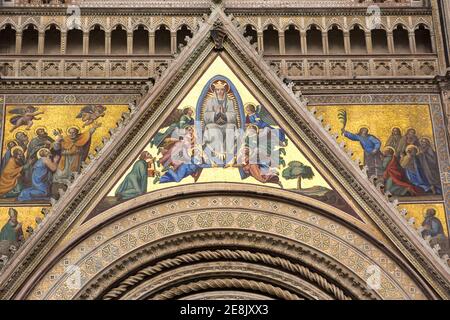 Particolare della facciata della basilica di Orvieto decorata con mosaici Foto Stock