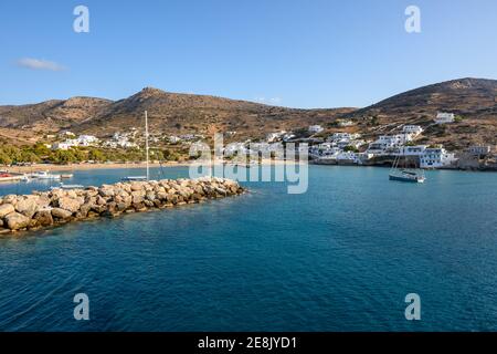 Porto di Alopronia di Sikinos, bella piccola e appartata isola nel sud delle Cicladi. Grecia. Foto Stock