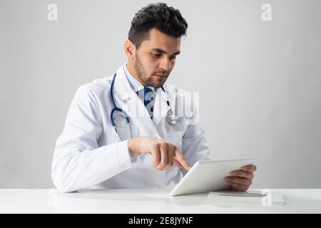 Giovane internista arabo che usa un computer tablet Foto Stock