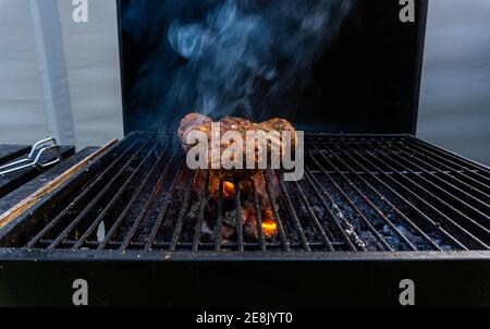 Barbecue con palle di carne alla griglia - fumatori caldo Foto Stock