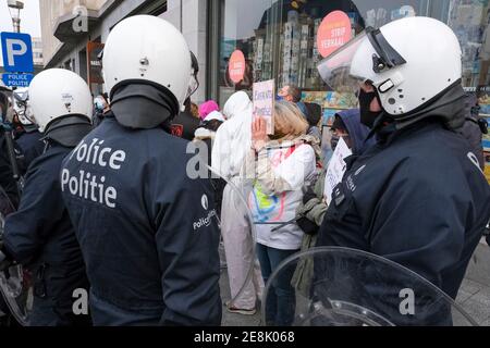 L'illustrazione mostra una manifestazione di protesta non autorizzata contro il coprifuoco organizzato dall'associazione 'Vecht voor je recht', di fronte al Foto Stock