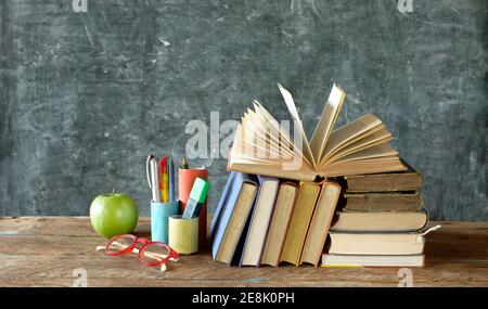 Torna a scuola, riapertura scuole dopo la corona lock-down, forniture scolastiche, libri, lavagna con messaggio di benvenuto, concetto Foto Stock