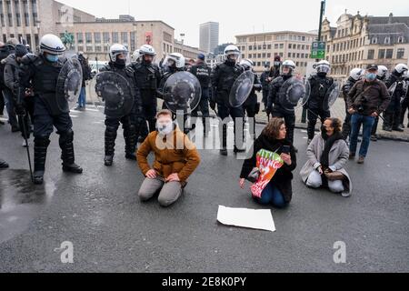 L'illustrazione mostra una manifestazione di protesta non autorizzata contro il coprifuoco organizzato dall'associazione 'Vecht voor je recht', di fronte al Foto Stock