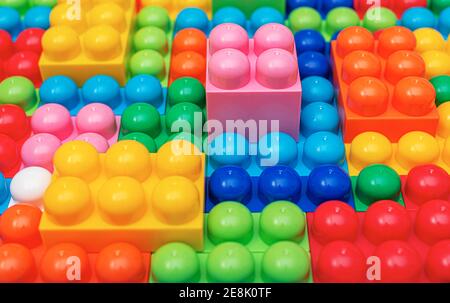 Costruttore multicolore per bambini come sfondo astratto. Blocchi multicolore primo piano. Foto Stock