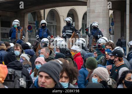 L'illustrazione mostra una manifestazione di protesta non autorizzata contro il coprifuoco organizzato dall'associazione 'Vecht voor je recht', di fronte al Foto Stock