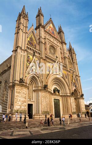 Orvieto, Italia - 20 settembre 2020: Facciata della basilica di Orvieto decorata con mosaici e turisti Foto Stock