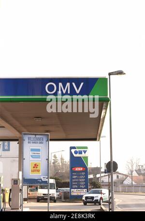 Stazione di rifornimento OMV. OMV è stata fondata nel 1956 ed è la più grande azienda petrolifera austriaca Foto Stock