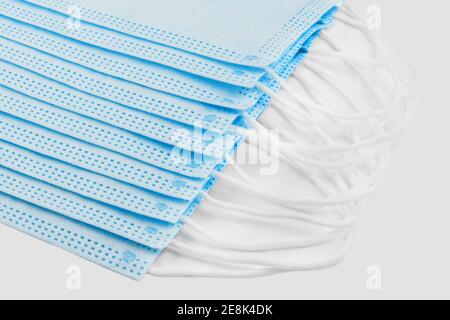 Zehn blaue medizinische Masken Foto Stock