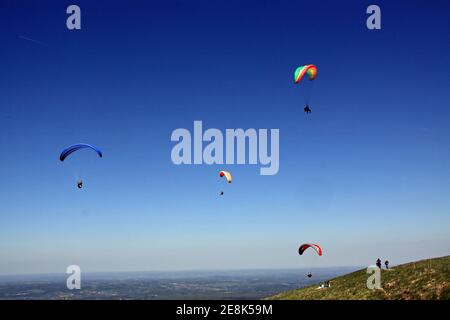 Parapendio parapendio dopo essere stato lanciato dalla cima di Puy De Dome nella regione centrale del Massiccio dell'Auvergne in Francia Foto Stock