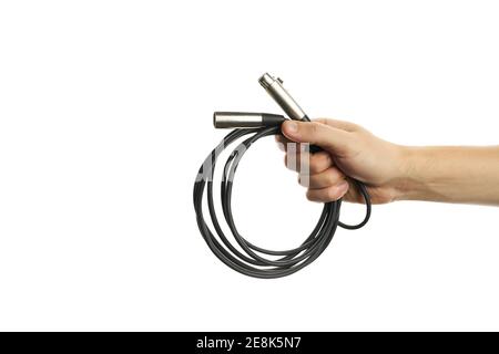 uomo che tiene i cavi audio xlr isolati su uno sfondo bianco. apparecchiatura audio per concerto. spazio di copia. per design o decorazione. cavi microfono Foto Stock