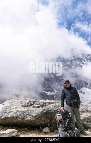 Backpacker godendo la vista nel senso a machu picchu nel trekking Salkantay, Perù Foto Stock