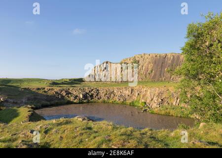 I resti della cava di Greenhead, sotto Walltown Crags, in un giorno di primavera luminoso e soleggiato - il Muro di Adriano, Northumberland, Regno Unito Foto Stock