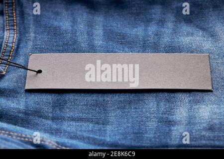 prezzo orizzontale vendita tag su jeans jeans blu denim panno. mockup per design o decorazione. spazio copia Foto Stock