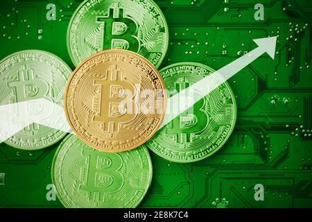 Bitcoins d'oro su una scheda madre. Vista dall'alto. Foto Stock