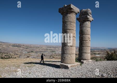 L'antica Karakuş Tumulus in Turchia, con torreggianti colonne di pietra, è una testimonianza del ricco patrimonio romano della regione. Foto Stock