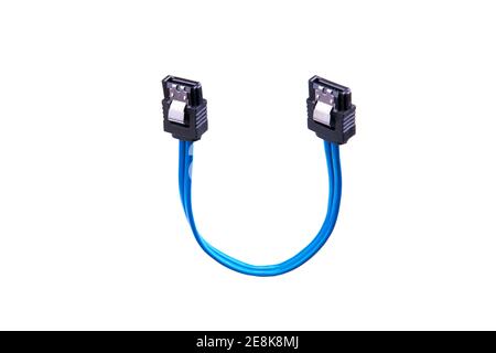 cavo sata seriale ata blu isolato su sfondo bianco. spazio di copia. concetto hardware e dati di trasferimento Foto Stock