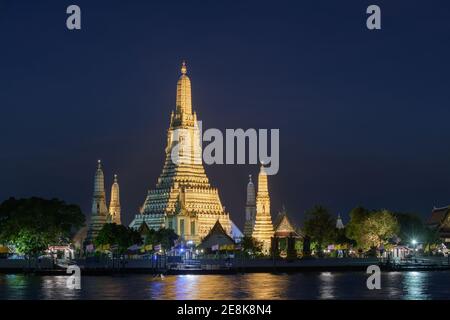 Wat Arun luoghi religiosi buddisti di notte, Bangkok, Thailandia Foto Stock