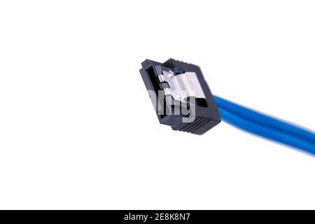 cavo sata seriale ata blu isolato su sfondo bianco. spazio di copia. concetto hardware e dati di trasferimento Foto Stock