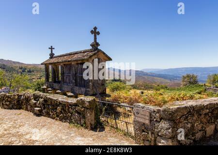 Barn tradizionale su palafitte - Espigueiros - Parco Nazionale Peneda Geres, Regione Lindoso, Provincia di Minho, Portogallo, Europa Foto Stock