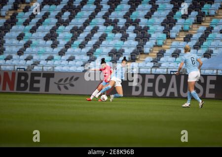 Academy Stadium, Manchester, Lancashire, Regno Unito. 31 gennaio 2021. Super League delle donne della fa, le donne della città di Manchester contro le donne del prosciutto ad ovest; Martha Thomas del prosciutto ad ovest Unito e il bronzo fortunato della città di Manchester sfida sopra una sfera libera accreditamento: Sport di azione Plus/notizie in tensione di Alamy Foto Stock