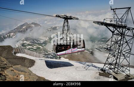 Una cabinovia che arriva alla cima dello Schilthorn (2970m) la posizione del ristorante girevole Piz Gloria. Foto Stock