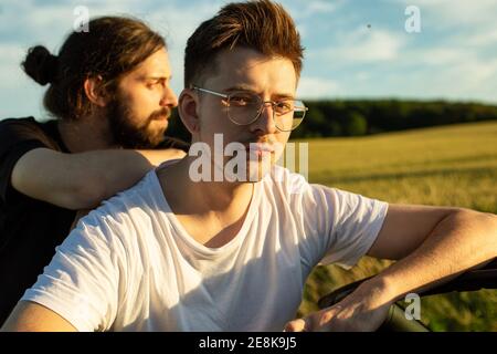 Giovane uomo bianco europeo ritratto in campagna Foto Stock