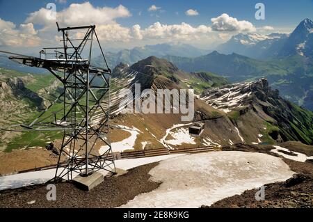 Un cablecar che si avvicina alla cima dello Schilthorn (2970m) la posizione del ristorante girevole Piz Gloria. Foto Stock