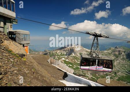 Una cabinovia che arriva alla cima dello Schilthorn (2970m) la posizione del ristorante girevole Piz Gloria. Foto Stock