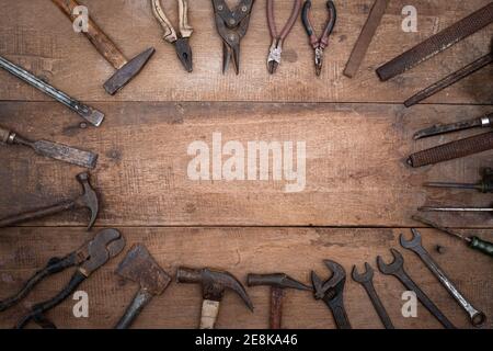 Collezione di antichi utensili a mano per la lavorazione del legno su un banco di lavoro grezzo vecchio legno con spazio vuoto per la copia Foto Stock