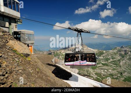 Una cabinovia che arriva alla cima dello Schilthorn (2970m) la posizione del ristorante girevole Piz Gloria. Foto Stock