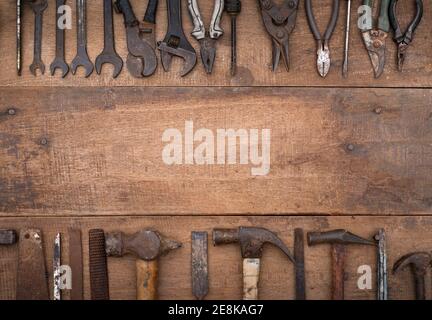 Collezione di antichi utensili a mano per la lavorazione del legno su un banco di lavoro grezzo vecchio legno con spazio vuoto per la copia Foto Stock