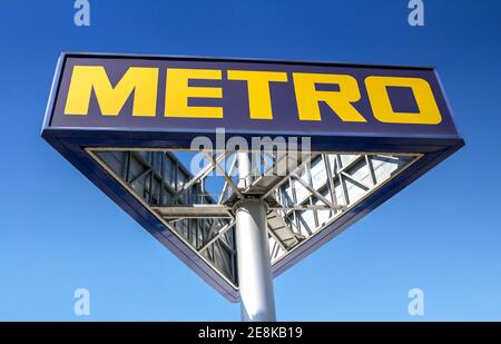 Ankara, Turchia : logo metro di un supermercato. Metro Cash and Carry è un operatore internazionale leader nel commercio all'ingrosso self-service Foto Stock