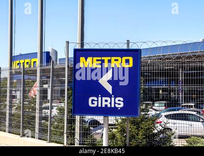 Ankara, Turchia : logo metro di un supermercato. Metro Cash and Carry è un operatore internazionale leader nel commercio all'ingrosso self-service Foto Stock