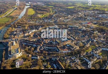 Vista aerea del centro della città con Mercaden am Westwall e la chiesa cattolica St. Agatha a Dorsten nella zona della Ruhr nel Nord Reno-Westfalia, Germania., Foto Stock