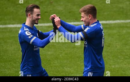 Harvey Barnes (a destra) di Leicester City festeggia con James Maddison dopo aver segnato il primo gol della partita durante la partita della Premier League al King Power Stadium di Leicester. Data immagine: Domenica 31 gennaio 2021. Foto Stock